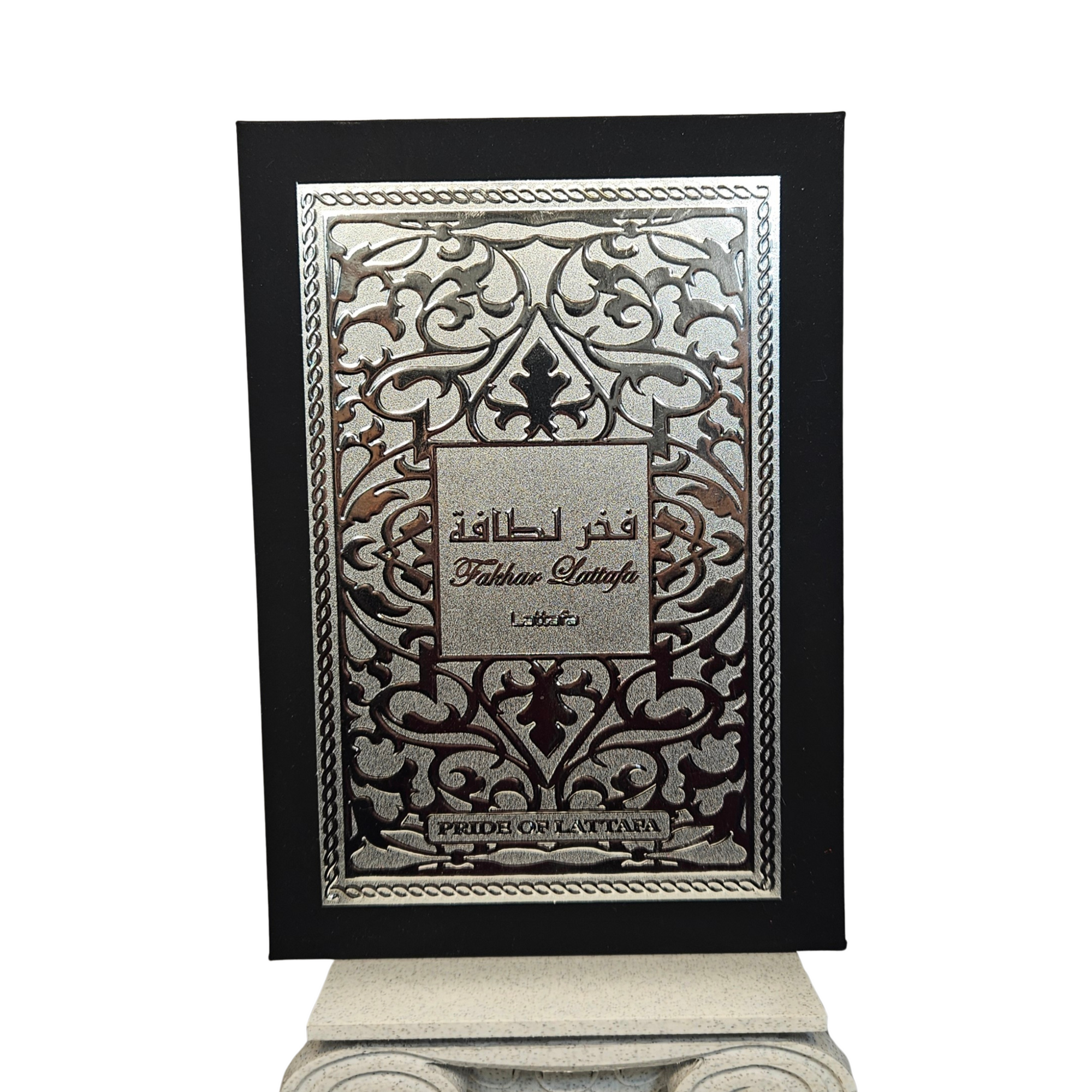 Fakhar Lattafa Black eau de parfum 100 ml front of perfume box on white background